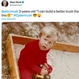Elon Musk sitzt als dreijähriger blonder Junge in einem Sandkasten