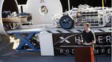 2013 stellt Elon Musk Hyperloop vor, wozu er 2016 die Boring Company gründet. Die Firma will eine Reisekapsel als Transportmittel für Menschen entwickeln, die mit einer Geschwindigkeit von etwa 1200 km/h durch eine Vakuum-Röhre rast. Von 2015 bis 2019 finden Wettbewerbe statt, bei denen Studenten Prototypen eines Transportfahrzeugs bauen.