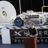 2013 stellt Elon Musk Hyperloop vor, wozu er 2016 die Boring Company gründet. Die Firma will eine Reisekapsel als Transportmittel für Menschen entwickeln, die mit einer Geschwindigkeit von etwa 1200 km/h durch eine Vakuum-Röhre rast. Von 2015 bis 2019 finden Wettbewerbe statt, bei denen Studenten Prototypen eines Transportfahrzeugs bauen.