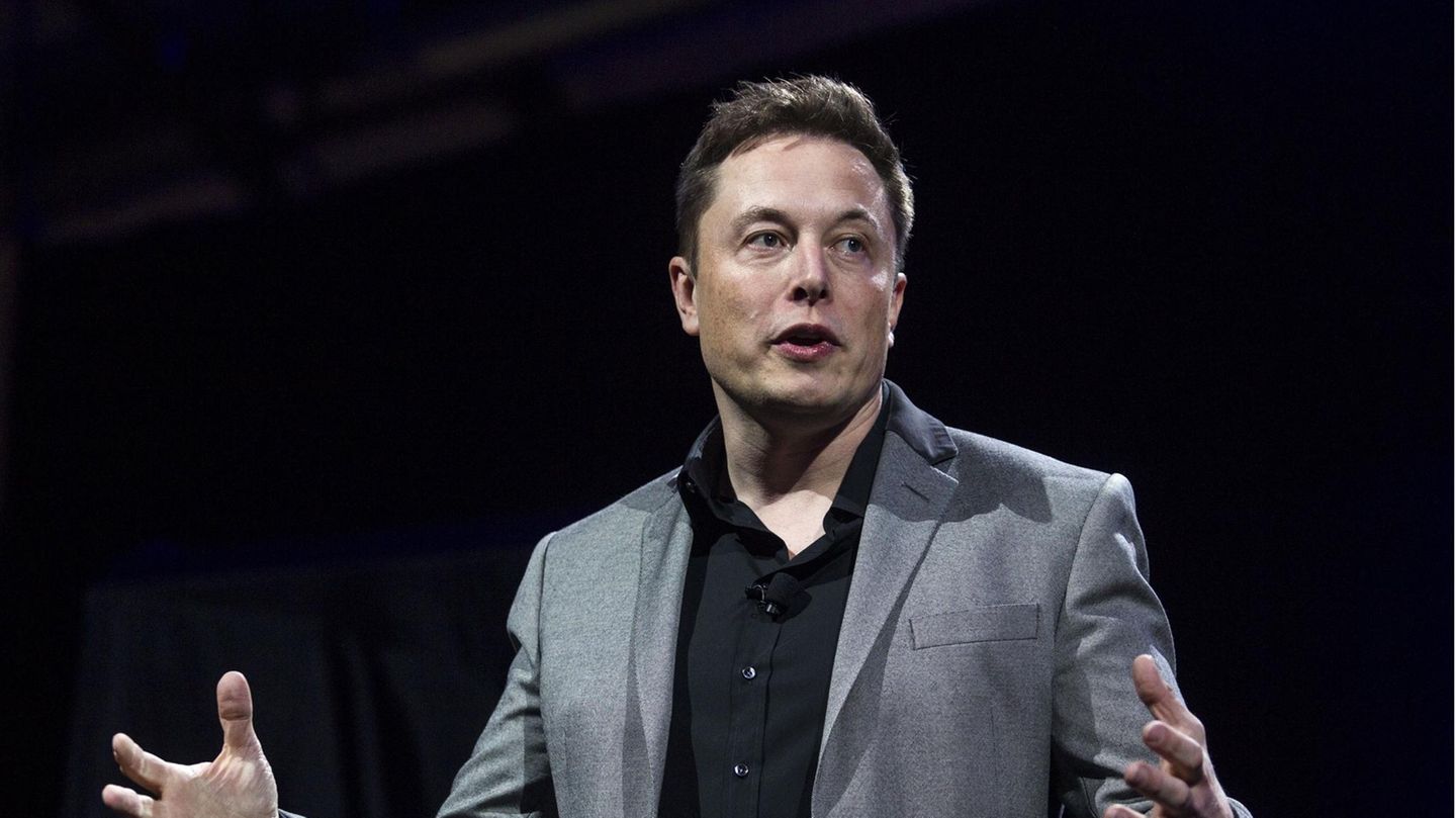 Im Jahr 2016 kauft Tesla die finanziell angeschlagene US-Solarfirma Solarcity zum Kaufpreis von 2,6 Milliarden Dollar auf, die Solarstromanlagen installiert. Aktionäre verklagen Elon Musk, da der Deal angeblich voller Interessenkonflikte war und nie die Gewinne lieferte, die er versprochen hatte.