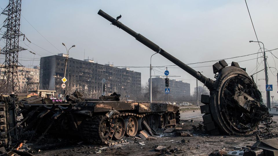 In der Ukraine tauchen immer wieder zerstörte russische Panzer auf. Besonders auffällig: Der abgesprengte Turm.