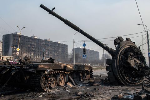 In der Ukraine tauchen immer wieder zerstörte russische Panzer auf. Besonders auffällig: Der abgesprengte Turm.