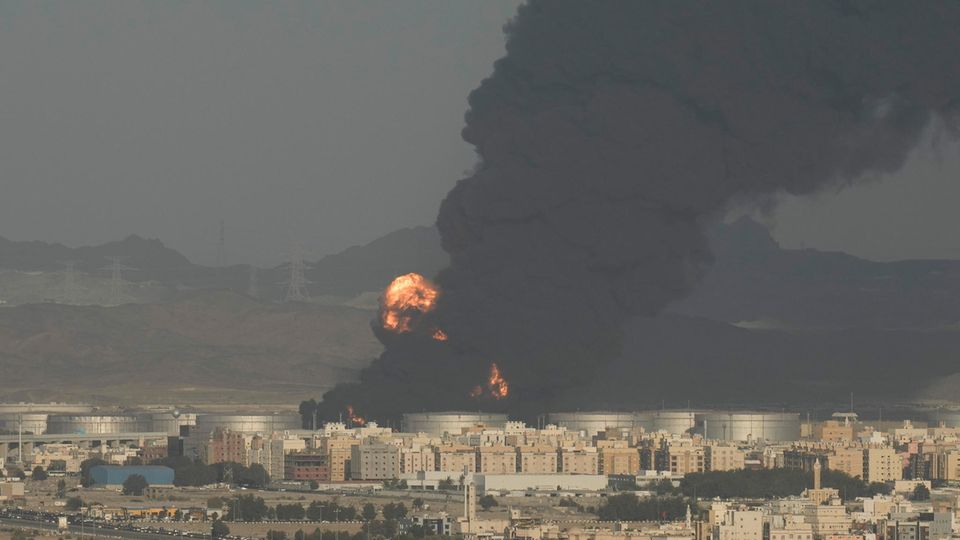 Dschidda, Saudi-Arabien: Eine Rauchwolke steigt von einem brennenden Öllager auf