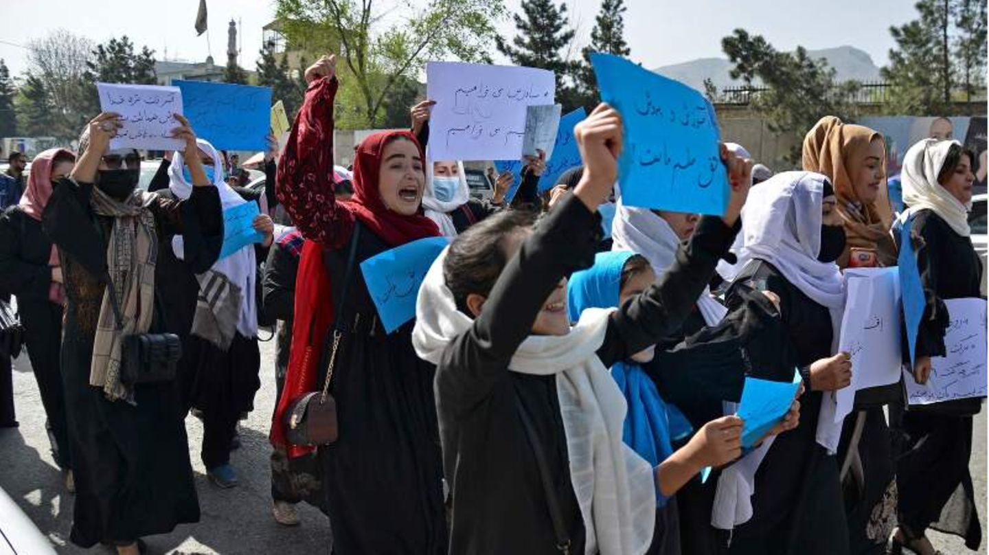 Demonstrantinnen in Kabul halten Plakate in die Höhe