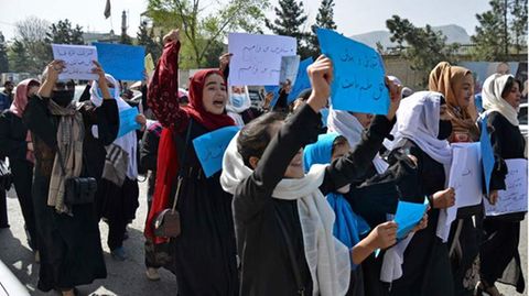 Demonstrantinnen in Kabul halten Plakate in die Höhe
