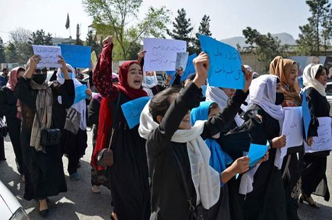 Demonstrantinnen in Kabul halten Plakate in die Höhe