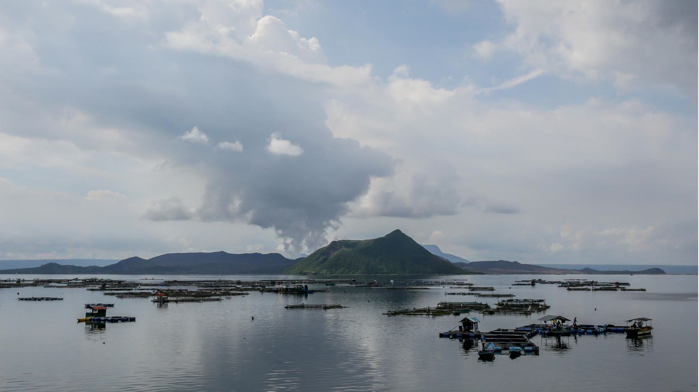 Rauchwolke steigt aus dem Vulkan Taal auf