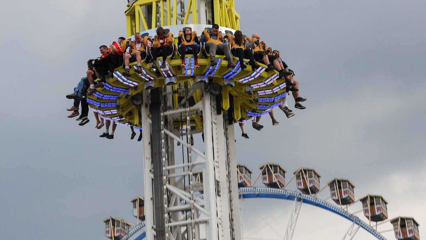 Fahrgäste in einem Free Fall Tower