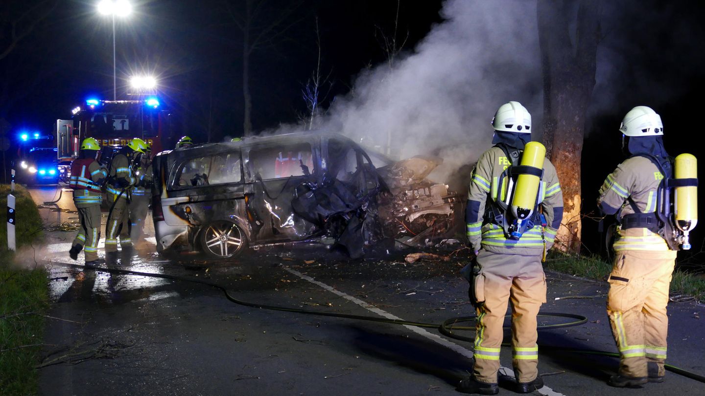 Siegburg: Feuerwehrmänner stehen vor einem ausgebrannten Lieferwagen