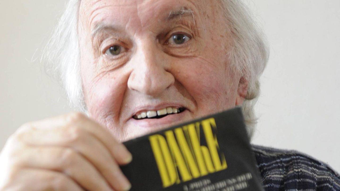 Der Musiker und Komponist Martin Gotthard Schneider mit der alten Schallplatte mit dem Titel "Danke"