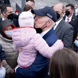 US-Präsident Joe Biden küsst ein aus der Ukraine geflüchtetes Kind