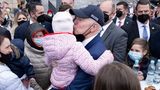 US-Präsident Joe Biden küsst ein aus der Ukraine geflüchtetes Kind