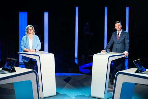 Anke Rehlinger und Tobias Hans beim TV-Duell im Studio des Saarländischen Rundfunks