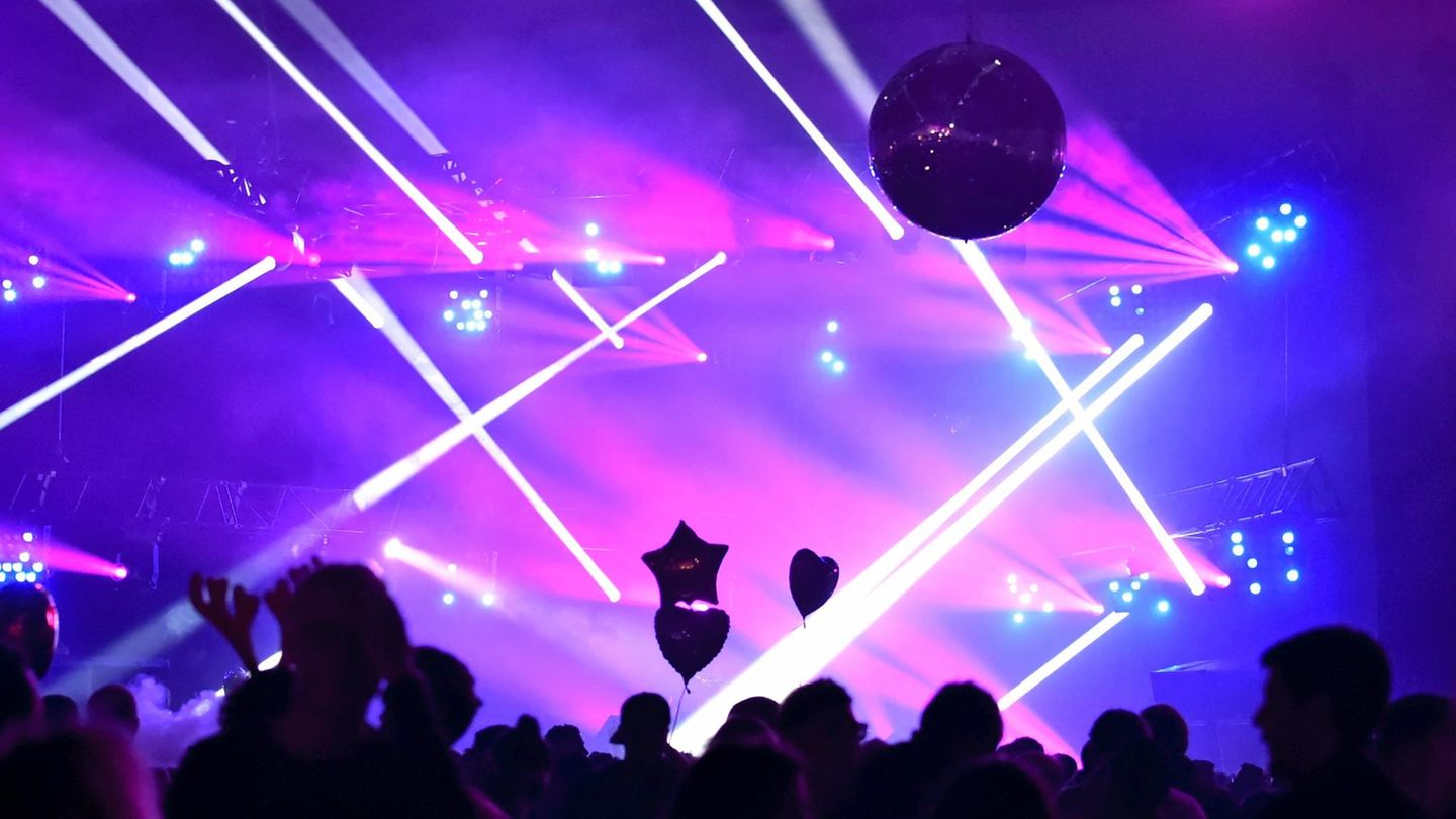 Menschen auf der Tanzfläche in einem Club