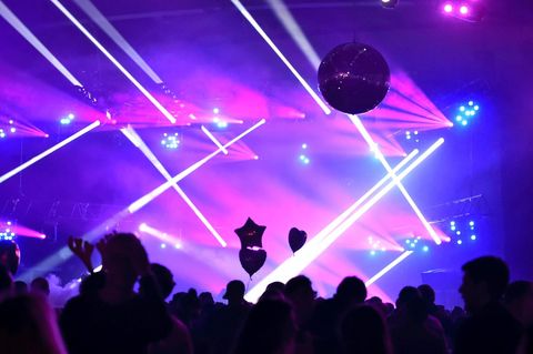 Menschen auf der Tanzfläche in einem Club