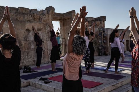 Gruppe von Menschen beim Yoga in Israel