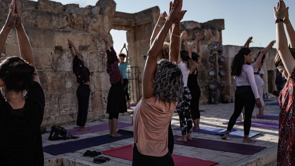 Gruppe von Menschen beim Yoga in Israel