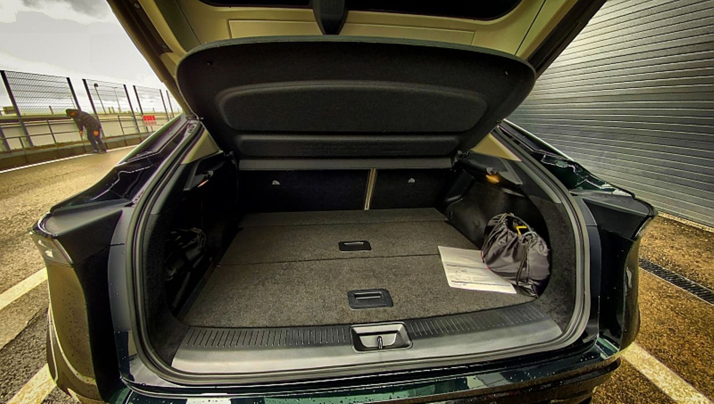 der Laderaum des Nissan Ariya fasst 468 Liter