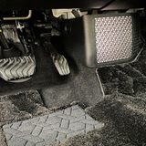 Die Pedalerie im Nissan Ariya - inklusive Lampion-Kasten