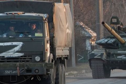Russische Militärfahrzeuge mit einer "Z"-Aufschrift in der Ukraine