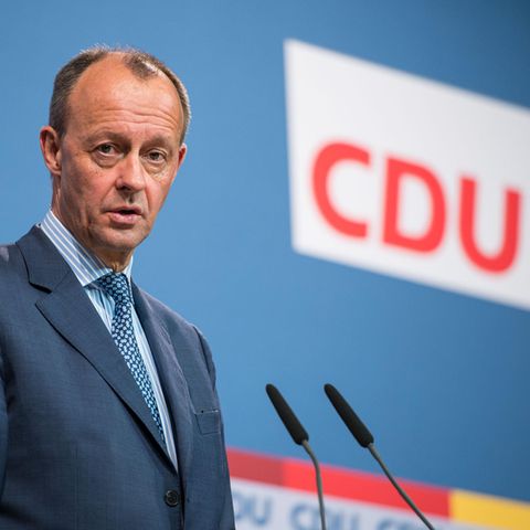 CDU-Chef Friedrich Merz mit Partei-Logo