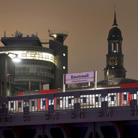 U-Bahn an der Hamburger Haltestelle Baumwall