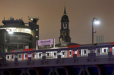 U-Bahn an der Hamburger Haltestelle Baumwall
