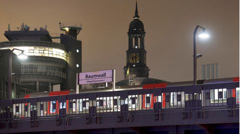 U-Bahn an der Hamburger Haltestelle Baumwall