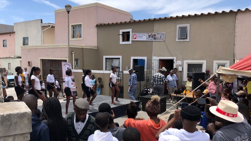 Projekt der Stiftung stern bei Kapstadt: Eine Mädchen-Tanzgruppe eröffnet den Wettbewerb der Brotherhood im Township Samora Machel bei Kapstadt – mitorganisiert von der Stiftung stern Eine Mädchen-Tanzgruppe eröffnet den Wettbewerb der Brotherhood im Township Samora Machel bei Kapstadt – mitorganisiert von der Stiftung stern