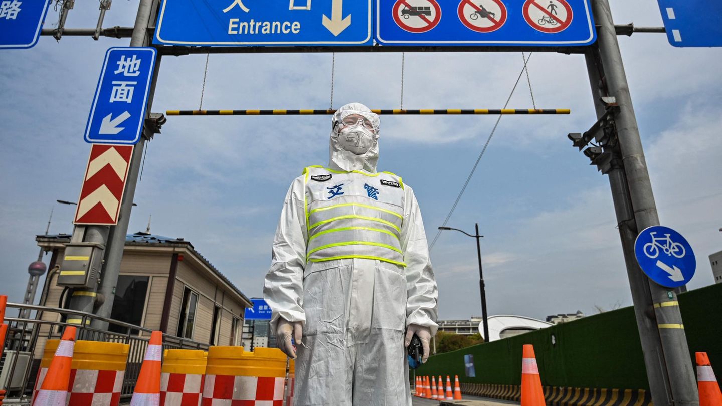 Shanghai goes into corona lockdown – but only half of it