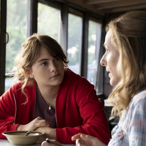 Die Schauspielerinnen Emilia Jones (l.) und Marlee Matlin (r.) in einer Szene des Films "Coda" von Apple TV+, der in diesem Jahr in der Kategorie "bester Film" gewonnen hat. 