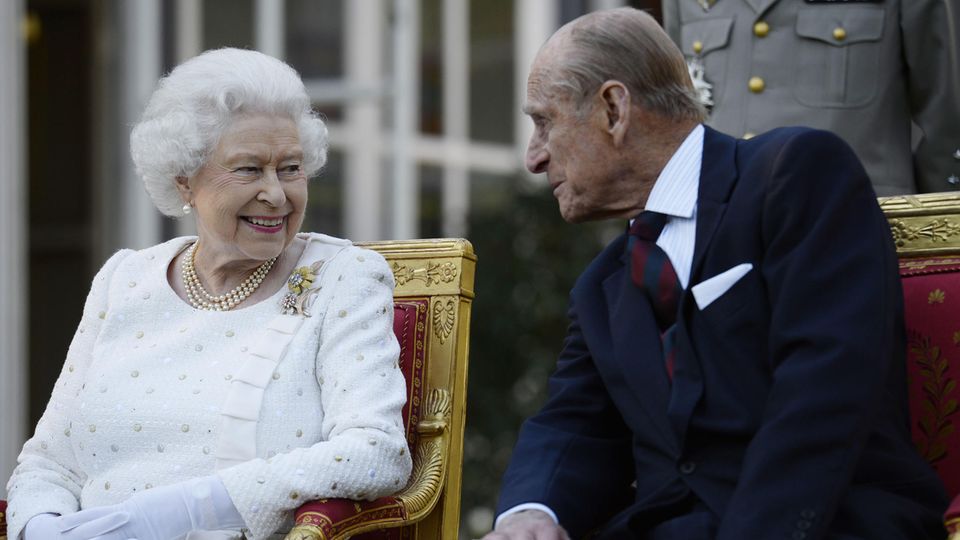 Die Queen lächelt Prinz Philip an