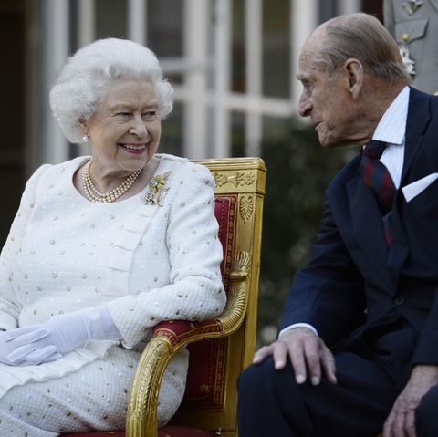 Die Queen lächelt Prinz Philip an