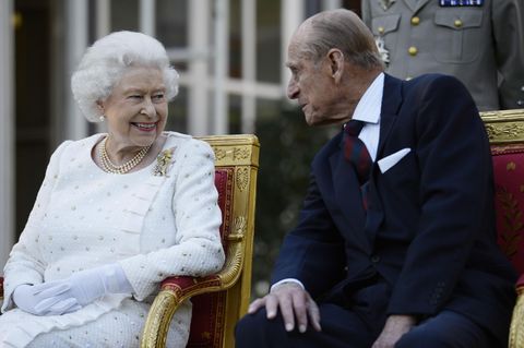 Die Queen lächelt Prinz Philip an