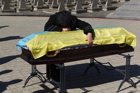 Eine Mutter trauert um ihren Sohn, der während der russischen Invasion in der Ukraine getötet wurde