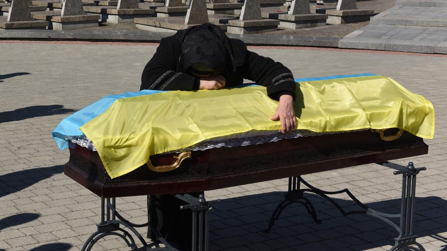Eine Mutter trauert um ihren Sohn, der während der russischen Invasion in der Ukraine getötet wurde