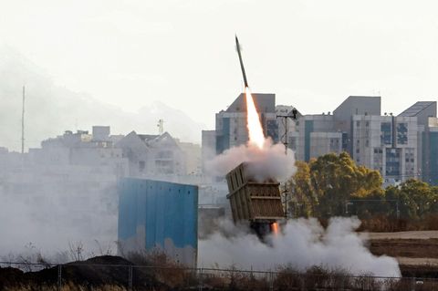 Eine Rakete des israelischen "Iron Dome"-Abwehrsystems startet