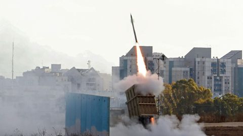 Eine Rakete des israelischen "Iron Dome"-Abwehrsystems startet