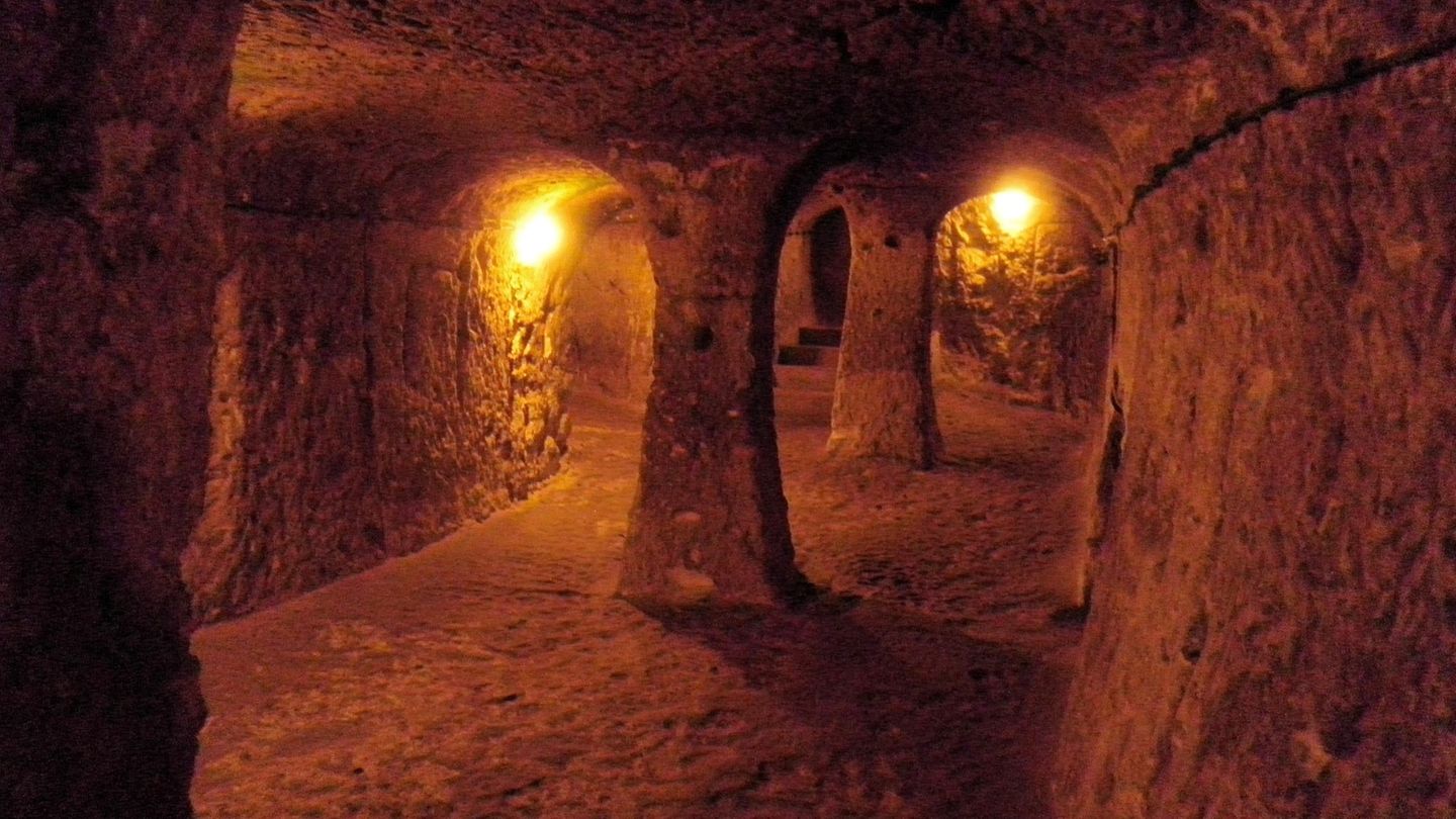 Die moderneren Bereiche der Höhle kann man gut an ihren fortgeschrittenen Säulen- und Deckenkonstruktionen erkennen.