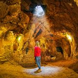 Menschen können hier locker stehen und sich ganz normal bewegen. Auffällig: Die Höhlen sind über Belüftungsschächte mit frischer Luft versorgt.