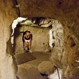 Einige Bereiche der Höhlen sind allerdings für heutige Menschen nur noch gebückt zu begehen.