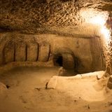 Unter der Erde erstreckt sich ein erstaunlich geräumiges Höhlensystem.