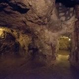 Andere sind kleiner und dienten wohl als Rückzugsräume für kleinere Menschengruppen.