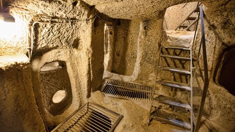 Unter der Erde geht es etliche Stockwerke nach unten. Die tiefsten Höhlensysteme hatten bis zu 12 unterirdische Stockwerke. Einige der Treppen sind aus Holz gebaut..