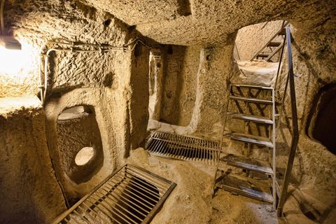 Unter der Erde geht es etliche Stockwerke nach unten. Die tiefsten Höhlensysteme hatten bis zu 12 unterirdische Stockwerke. Einige der Treppen sind aus Holz gebaut..