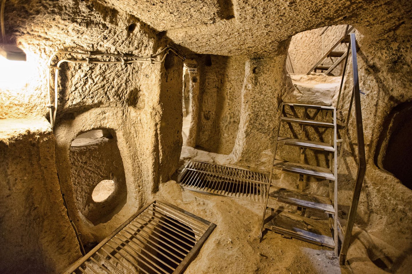 Unter der Erde geht es etliche Stockwerke nach unten. Die tiefsten Höhlensysteme hatten bis zu 12 unterirdische Stockwerke. Einige der Treppen sind aus Holz gebaut..
