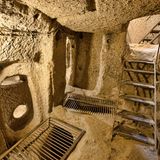 Unter der Erde geht es etliche Stockwerke nach unten. Die tiefsten Höhlensysteme hatten bis zu 12 unterirdische Stockwerke. Einige der Treppen sind aus Holz gebaut..