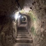 Die Gänge durch das Höhlensystem sind bereits Jahrhunderte alt und direkt in den Stein gehauen.