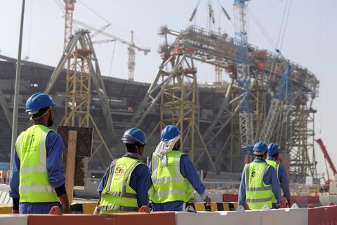 Arbeiter auf einer Baustelle für ein Stadion in Katar