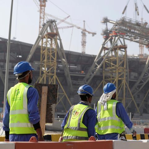 Arbeiter auf einer Baustelle für ein Stadion in Katar